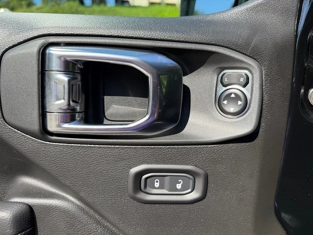 2025 Jeep JL Wrangler - Image 13 of 21
