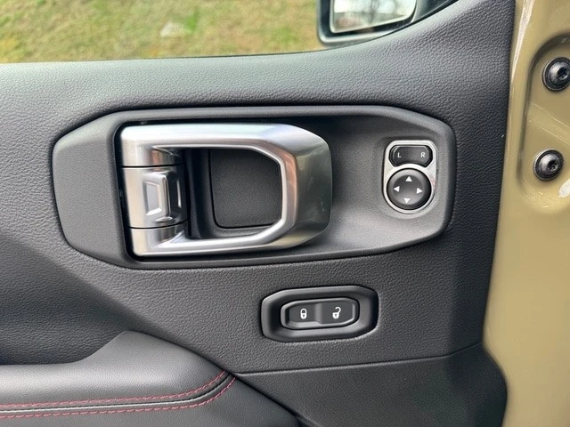 2025 Jeep JL Wrangler - Image 15 of 21