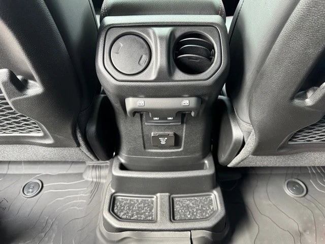 2025 Jeep JL Wrangler - Image 18 of 21