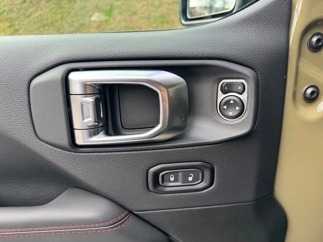 2025 Jeep JL Wrangler - Image 15 of 21