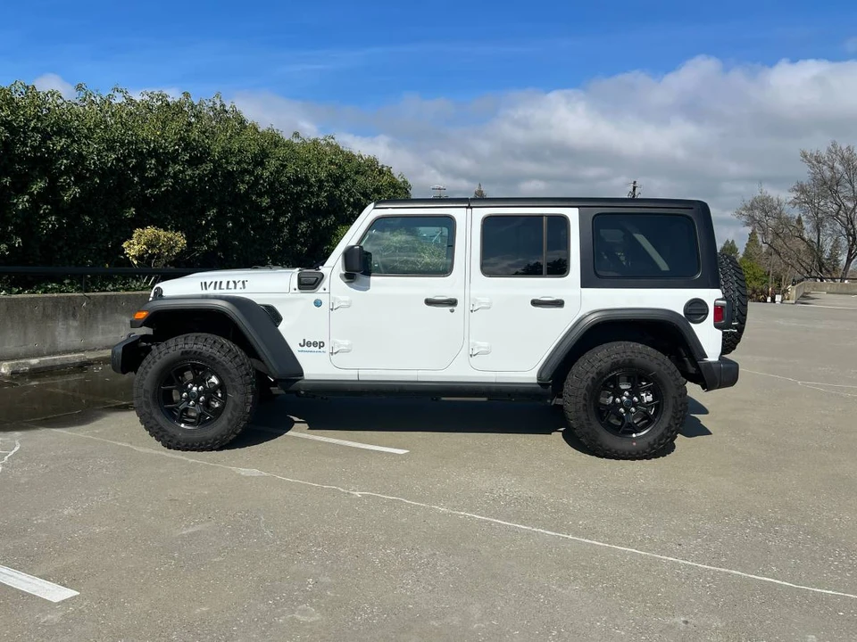 2025 Jeep JL Wrangler - Image 2 of 15
