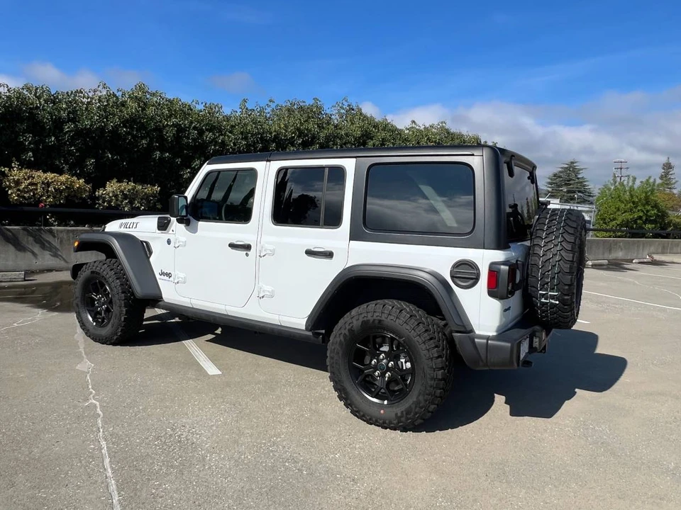 2025 Jeep JL Wrangler - Image 3 of 15