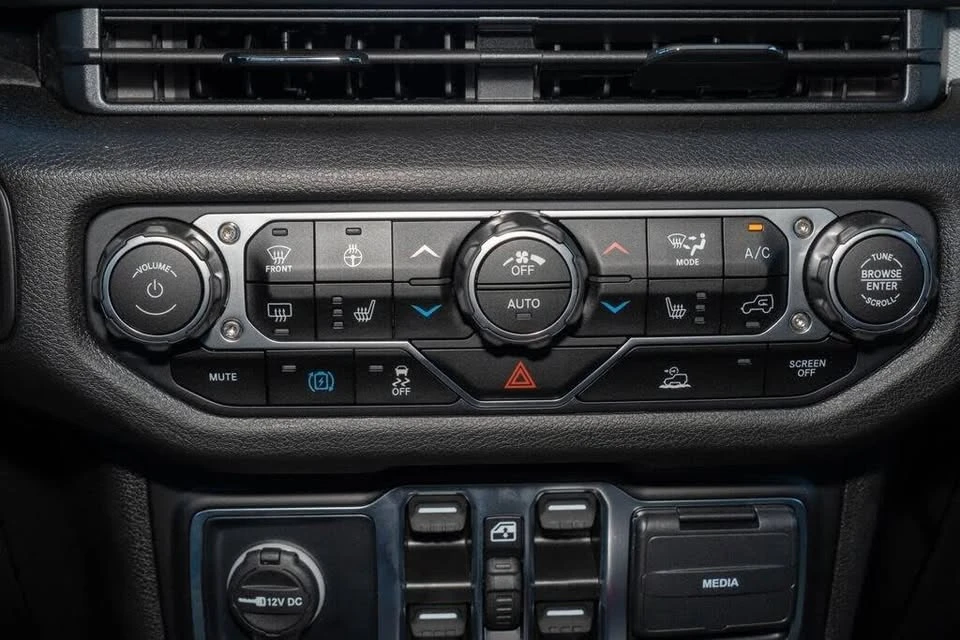 2025 Jeep JL Wrangler - Image 17 of 20