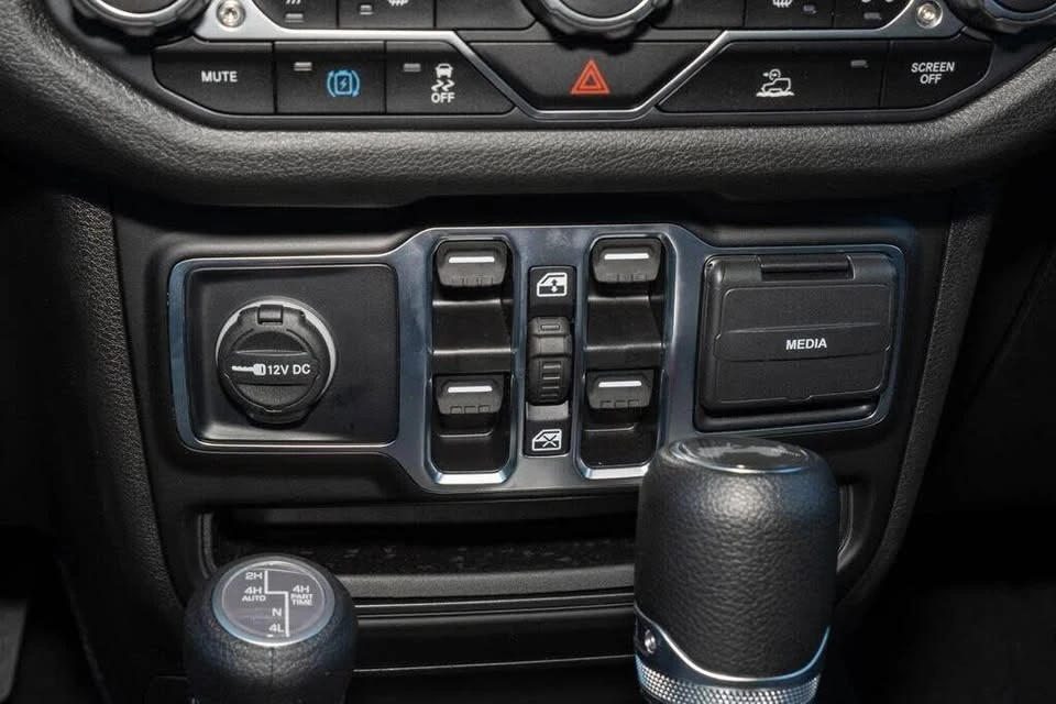 2025 Jeep JL Wrangler - Image 18 of 20