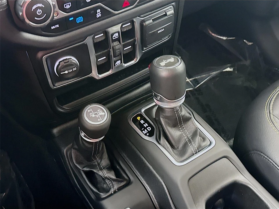 2025 Jeep JL Wrangler - Image 15 of 21