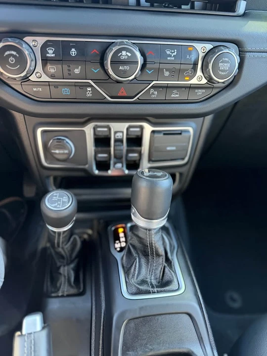 2025 Jeep JL Wrangler - Image 12 of 19