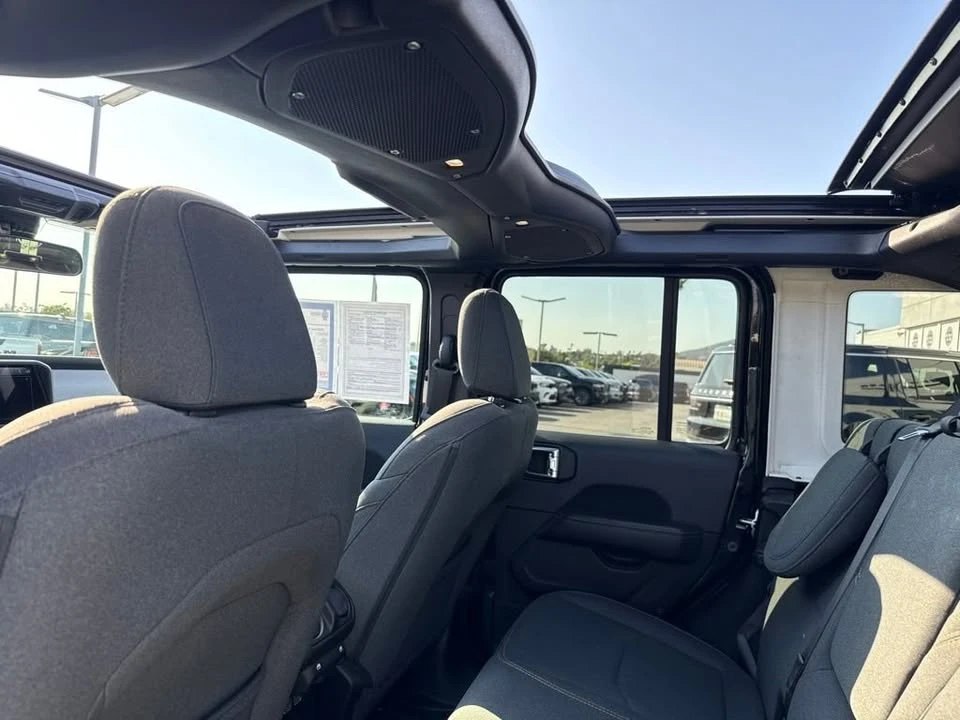 2025 Jeep JL Wrangler - Image 17 of 19