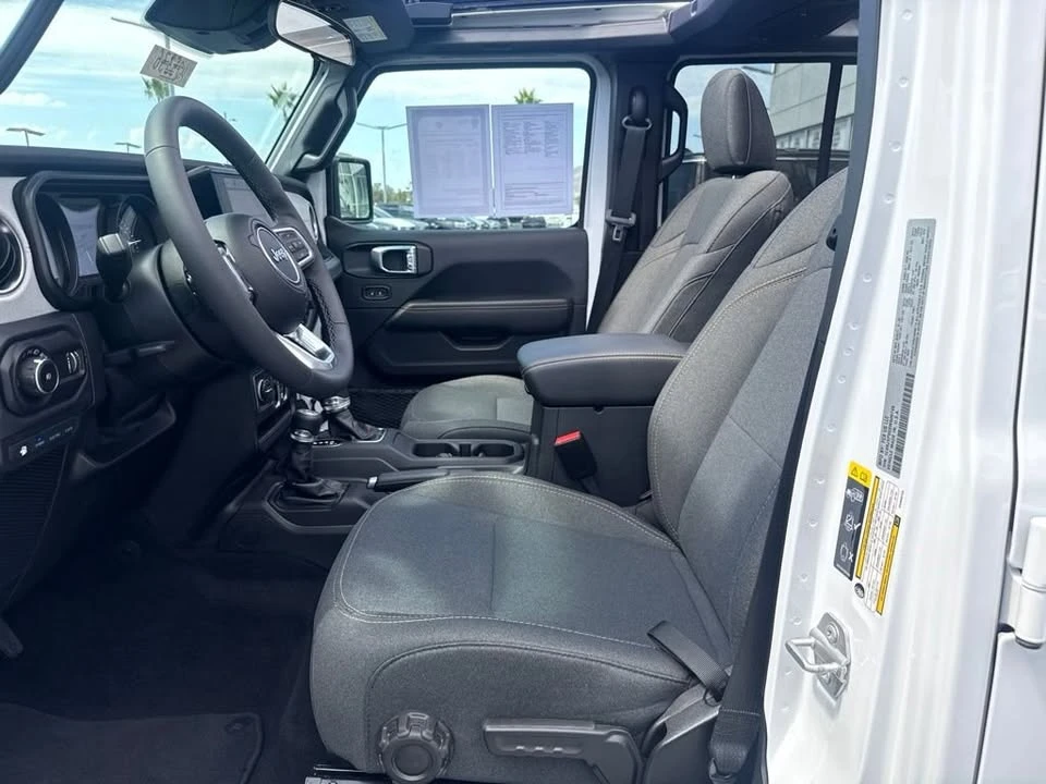 2025 Jeep JL Wrangler - Image 14 of 15