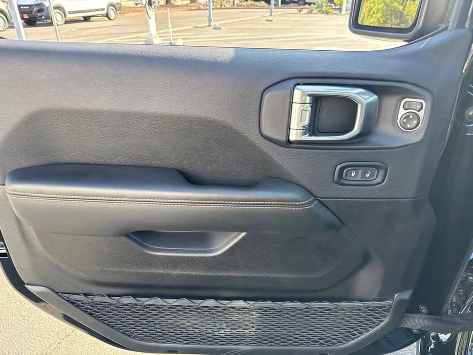 2025 Jeep JL Wrangler - Image 13 of 19