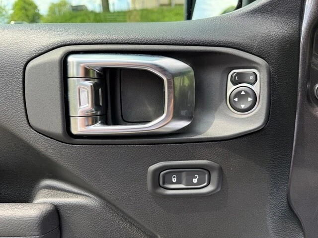 2025 Jeep JL Wrangler - Image 16 of 31