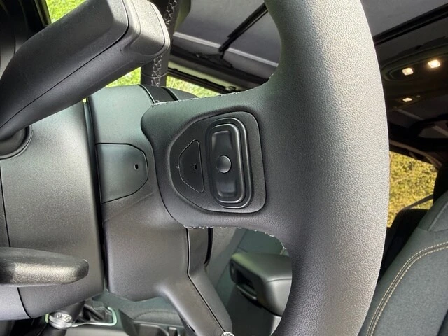 2025 Jeep JL Wrangler - Image 17 of 31