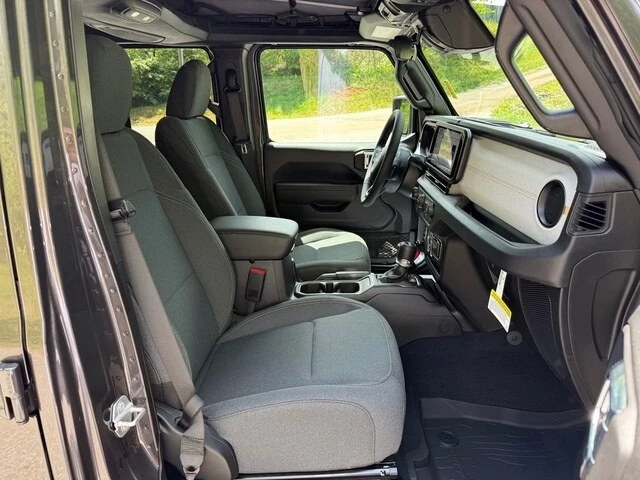 2025 Jeep JL Wrangler - Image 21 of 31