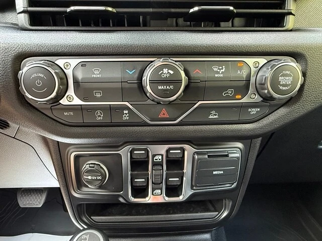 2025 Jeep JL Wrangler - Image 26 of 31