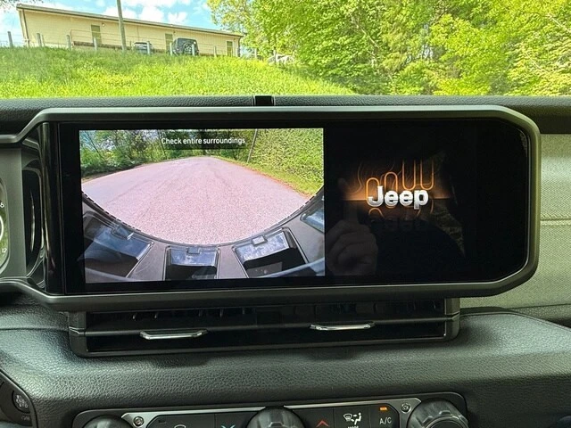 2025 Jeep JL Wrangler - Image 25 of 31