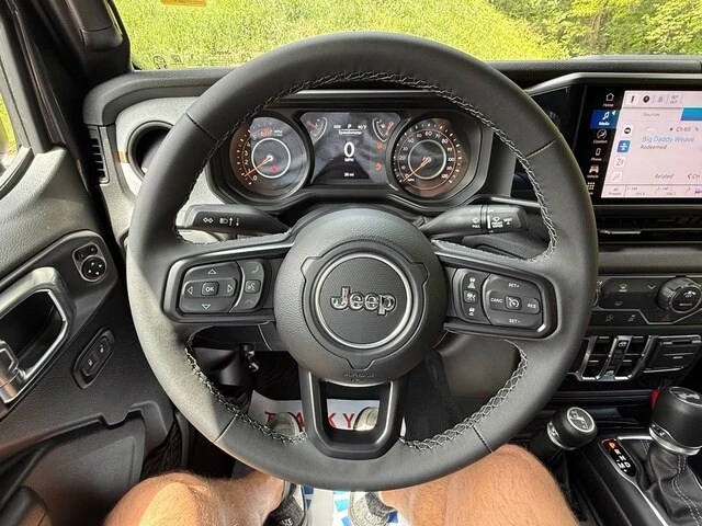 2025 Jeep JL Wrangler - Image 22 of 31