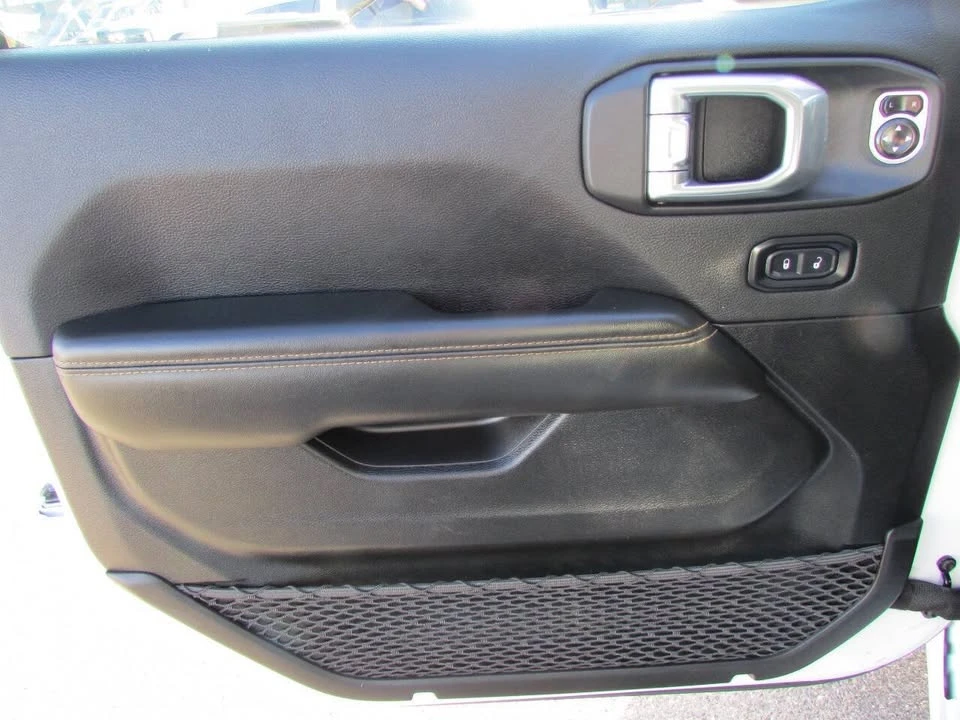 2025 Jeep JL Wrangler - Image 15 of 20