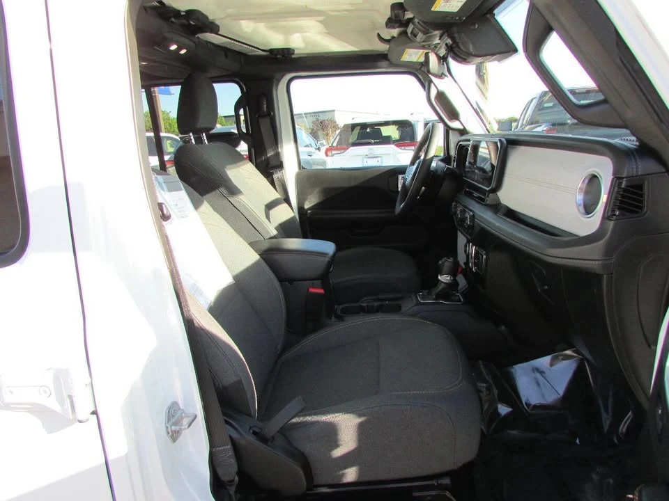 2025 Jeep JL Wrangler - Image 17 of 20