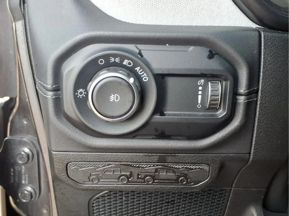 2025 Jeep JL Wrangler - Image 18 of 20