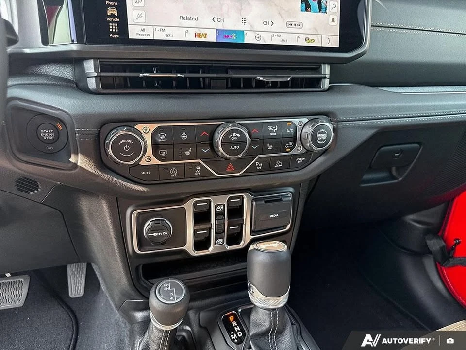 2025 Jeep JL Wrangler - Image 15 of 17