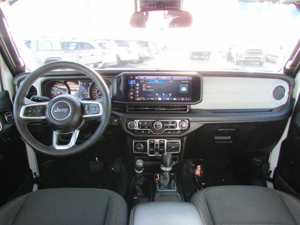 2025 Jeep JL Wrangler - Image 19 of 20