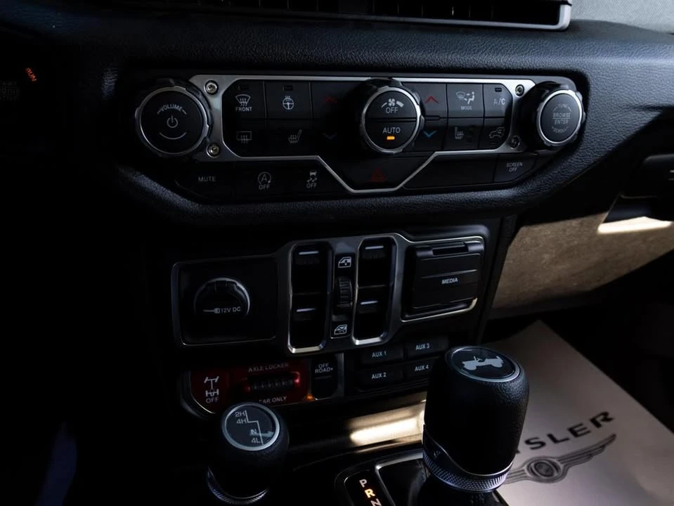 2025 Jeep JL Wrangler - Image 15 of 16