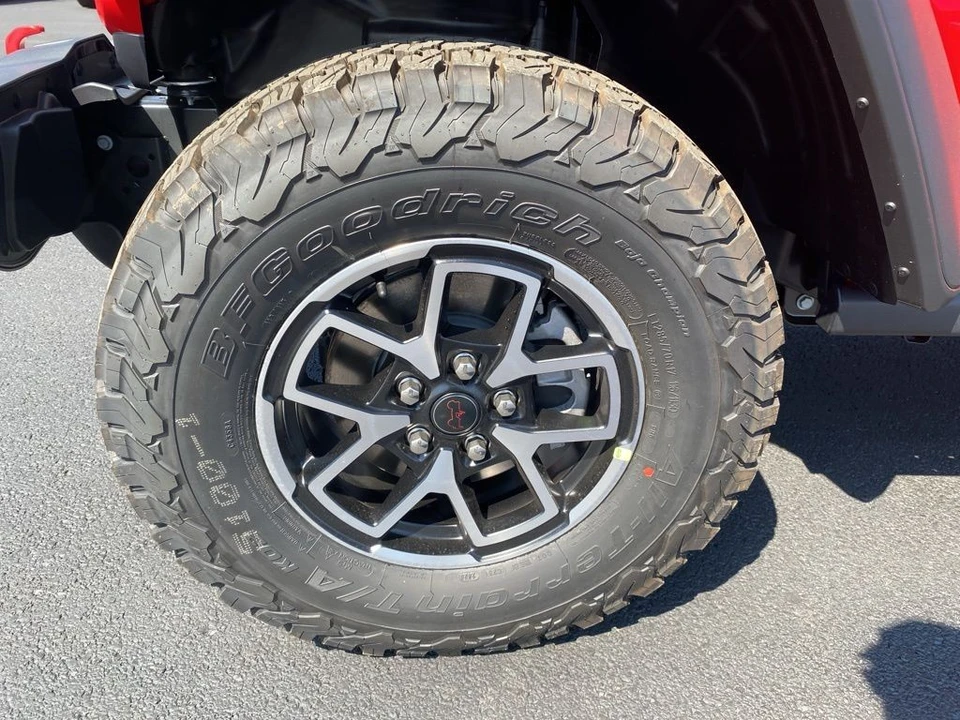 2025 Jeep JL Wrangler - Image 9 of 12