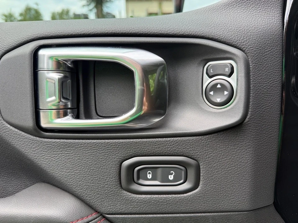 2025 Jeep JL Wrangler - Image 13 of 21