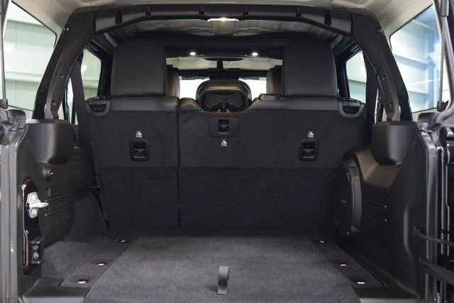 2025 Jeep JL Wrangler - Image 24 of 31