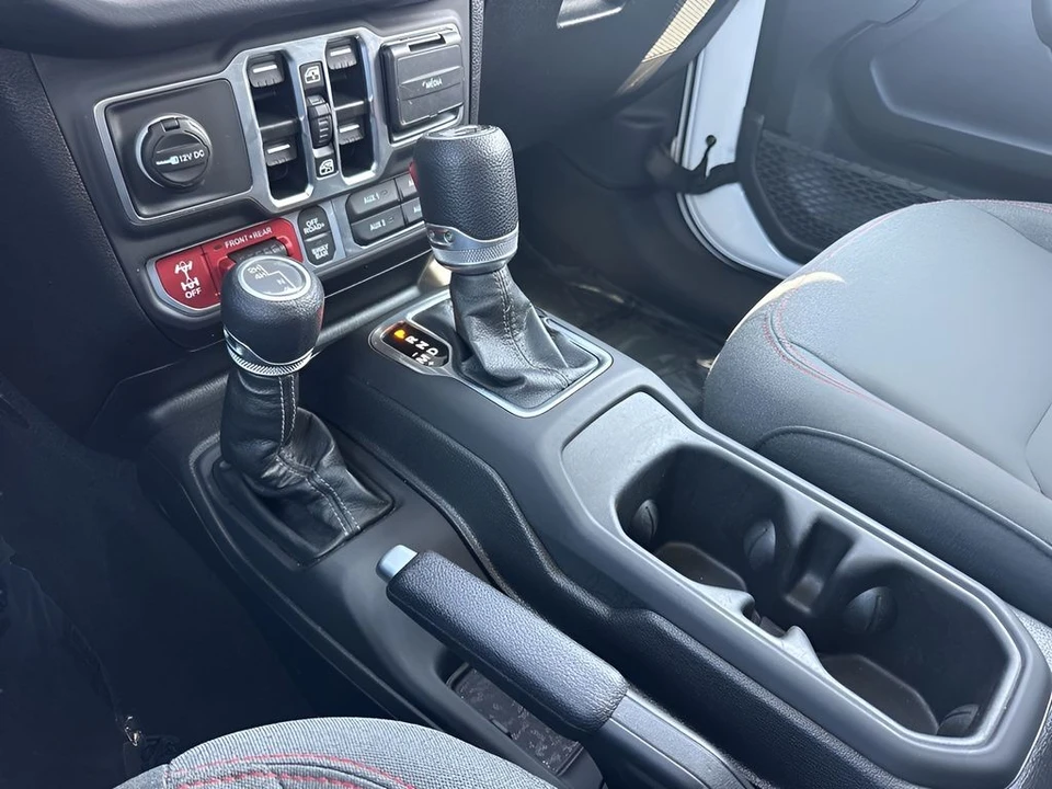 2025 Jeep JL Wrangler - Image 14 of 31
