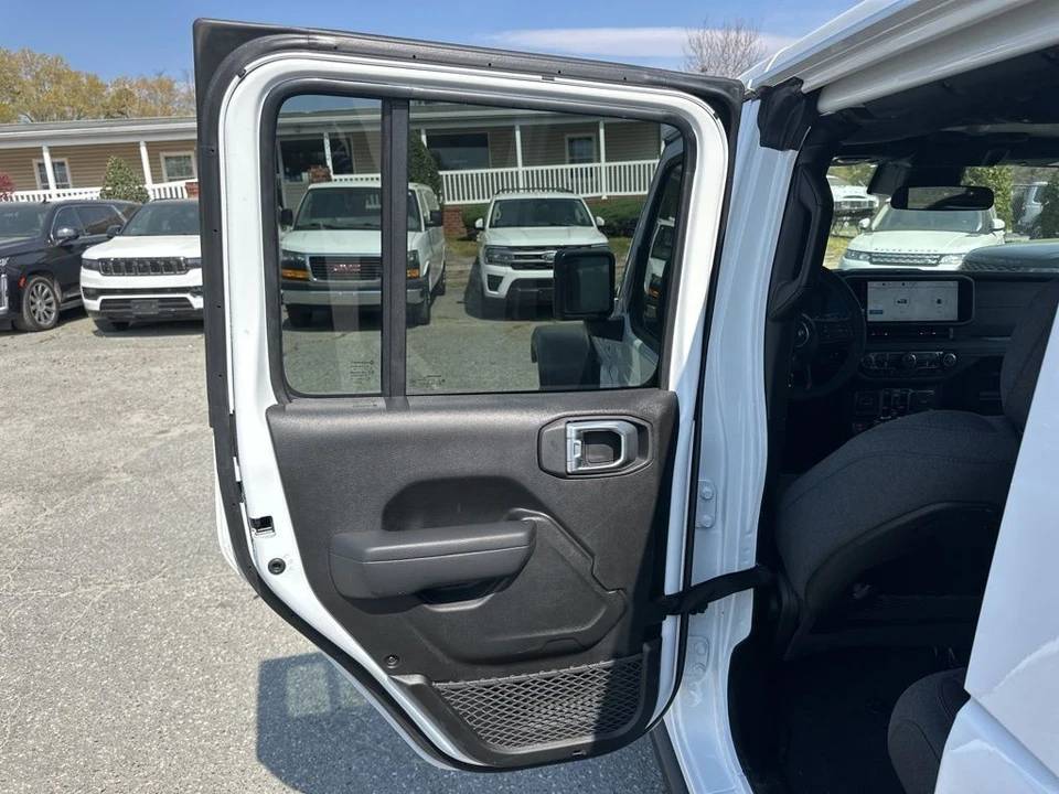 2025 Jeep JL Wrangler - Image 23 of 31