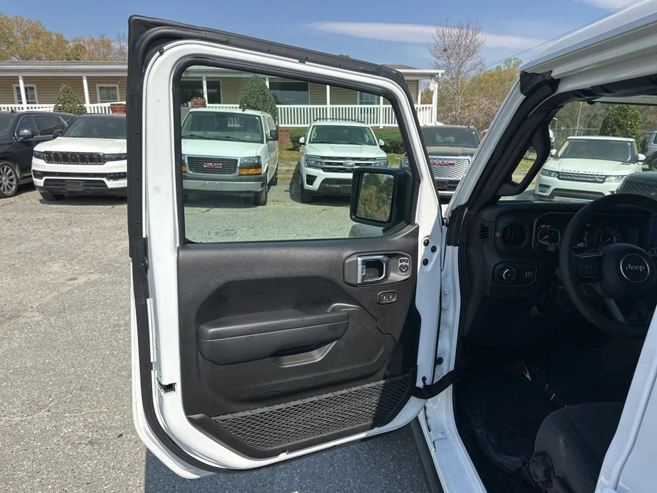 2025 Jeep JL Wrangler - Image 21 of 31