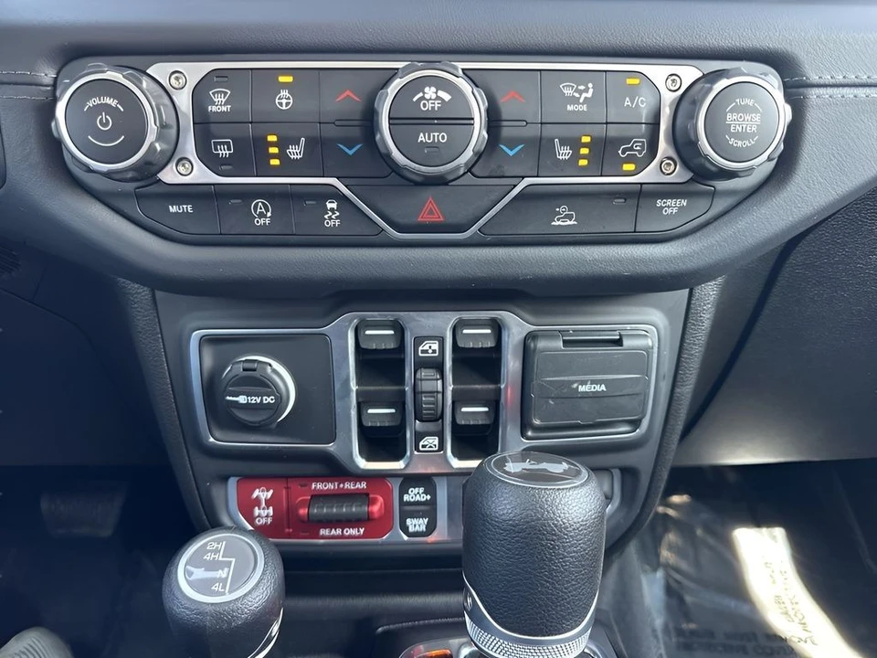 2025 Jeep JL Wrangler - Image 18 of 31