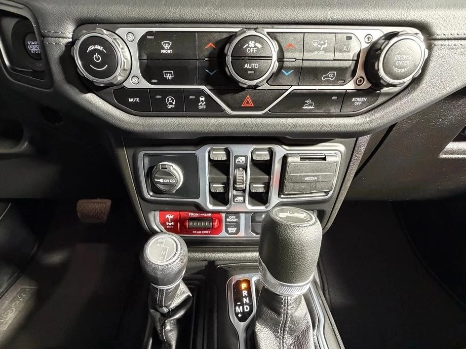 2025 Jeep JL Wrangler - Image 20 of 31
