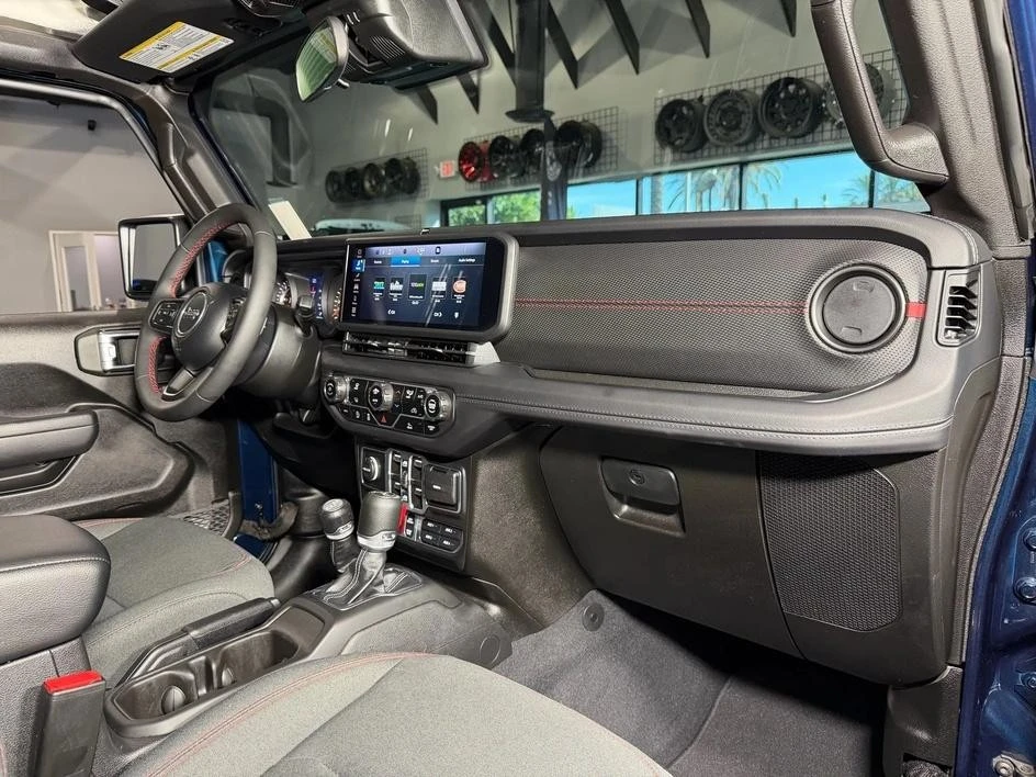 2025 Jeep JL Wrangler - Image 17 of 31