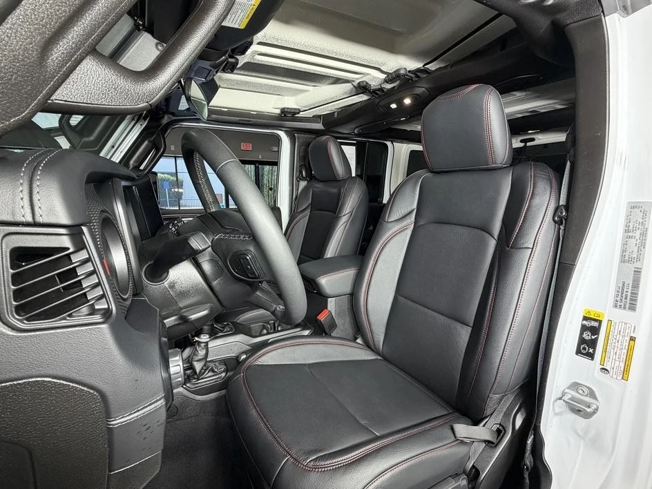 2025 Jeep JL Wrangler - Image 15 of 31