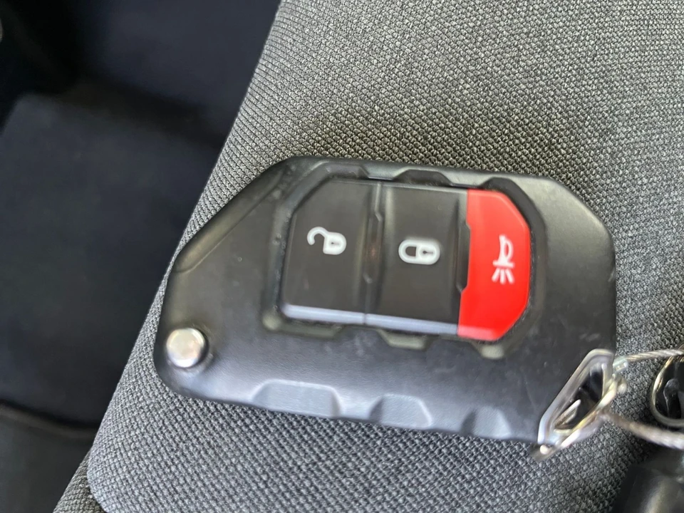 2025 Jeep JL Wrangler - Image 20 of 31