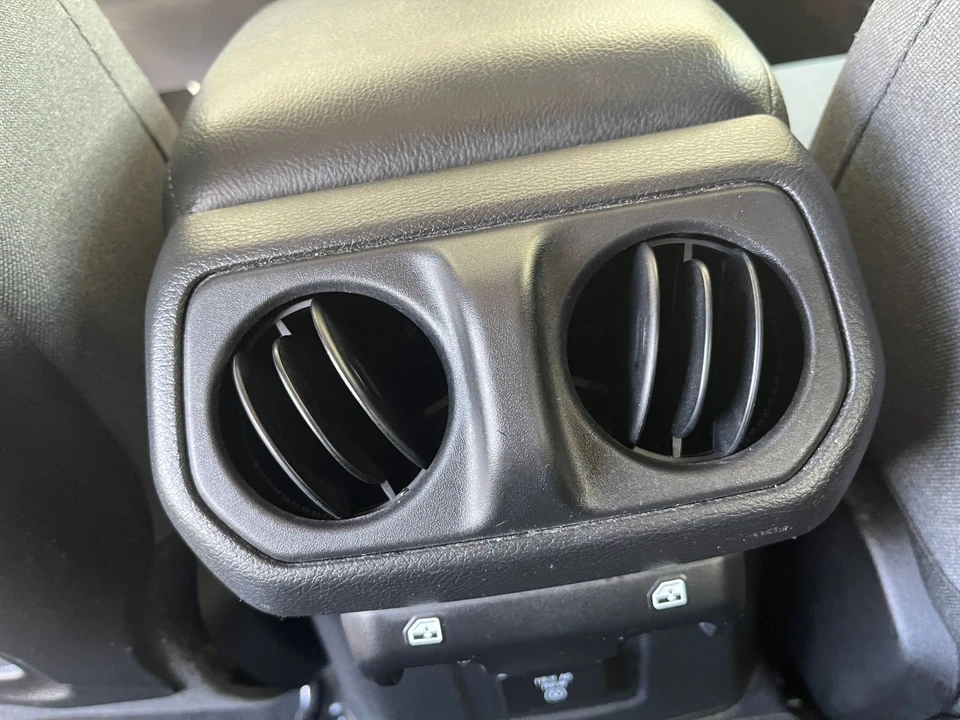2025 Jeep JL Wrangler - Image 18 of 31