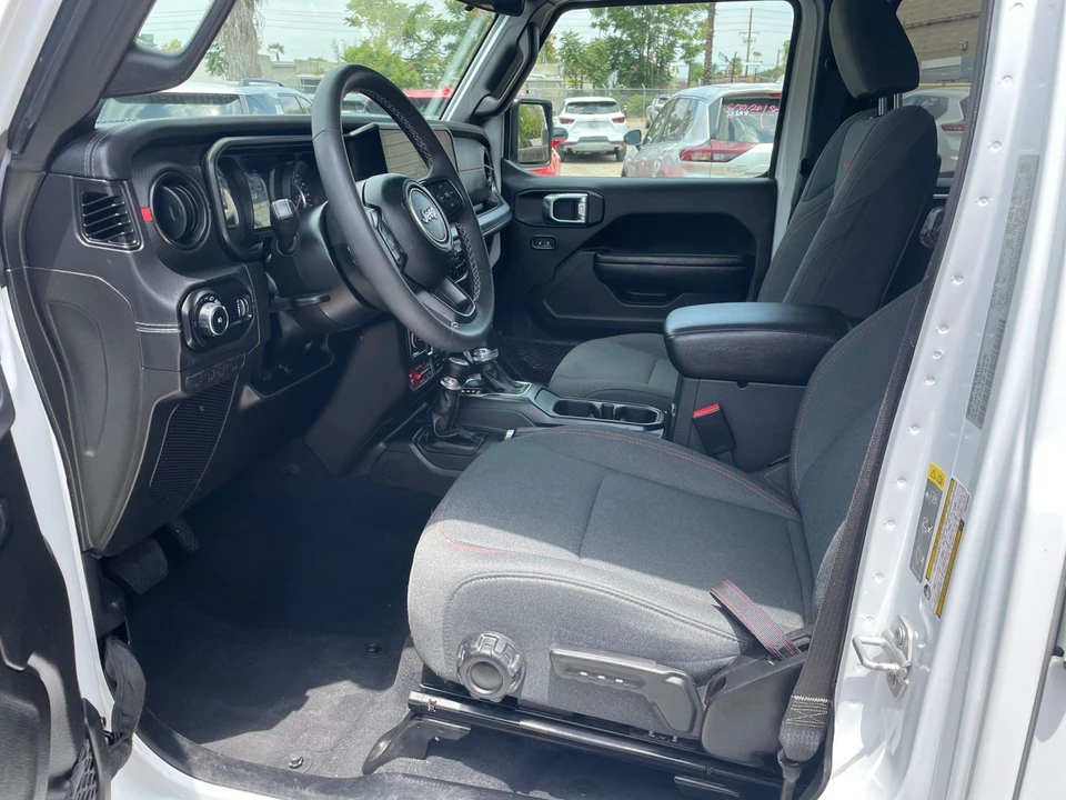 2025 Jeep JL Wrangler - Image 27 of 31