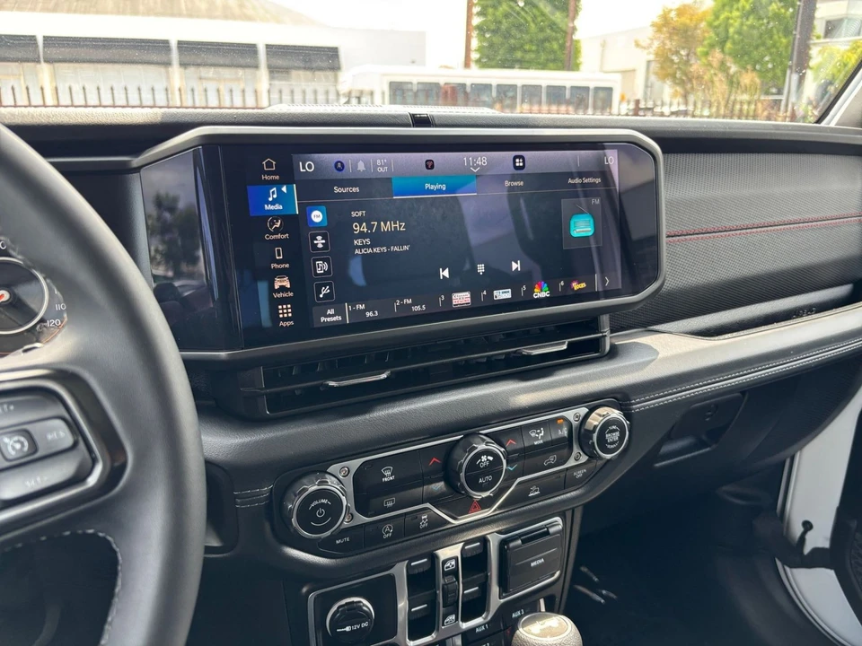2025 Jeep JL Wrangler - Image 18 of 31