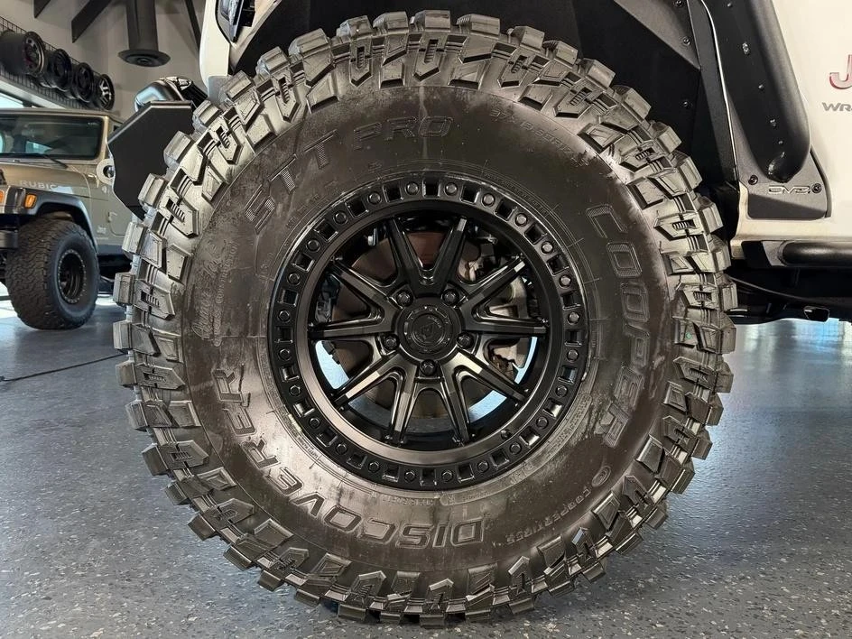 2025 Jeep JL Wrangler - Image 25 of 31
