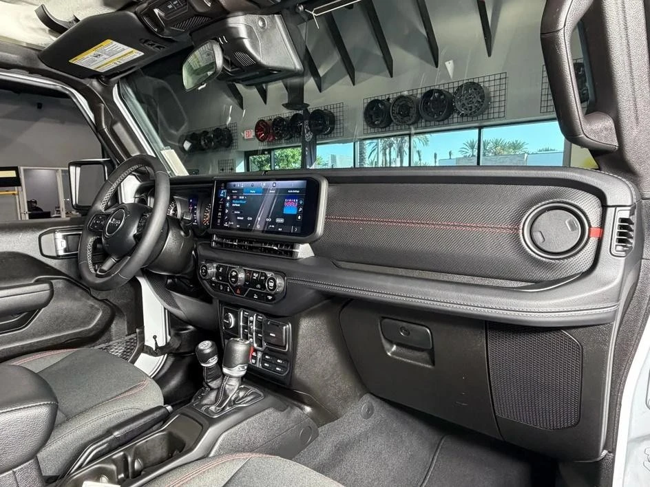 2025 Jeep JL Wrangler - Image 18 of 31