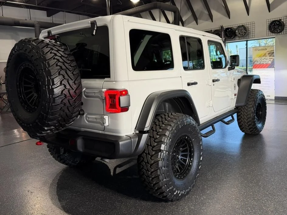 2025 Jeep JL Wrangler - Image 29 of 30