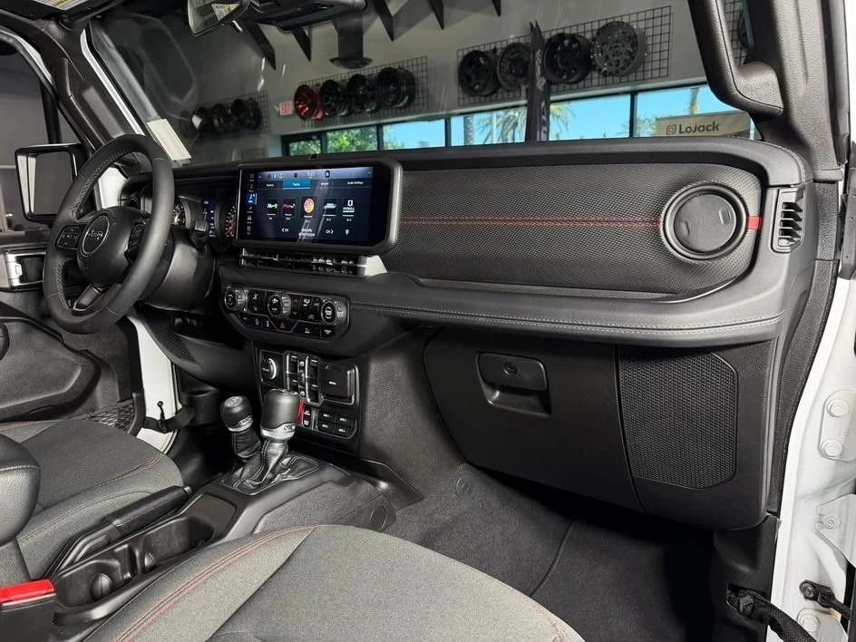 2025 Jeep JL Wrangler - Image 19 of 30