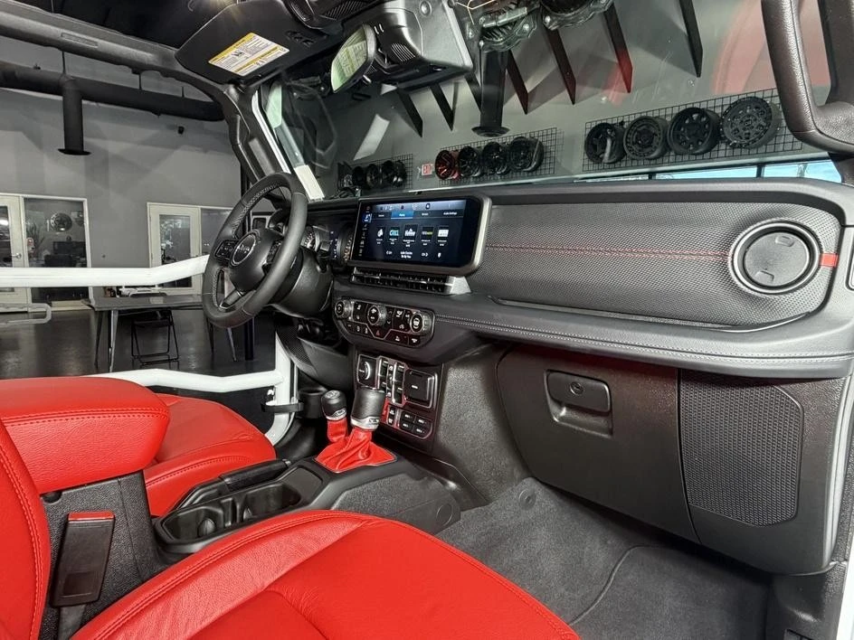 2025 Jeep JL Wrangler - Image 25 of 31