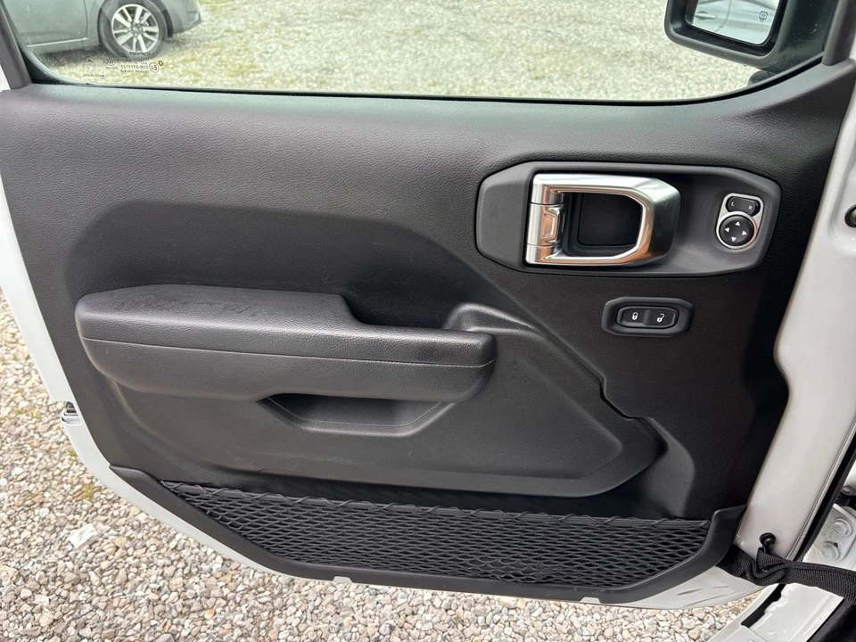 2025 Jeep JL Wrangler - Image 20 of 31