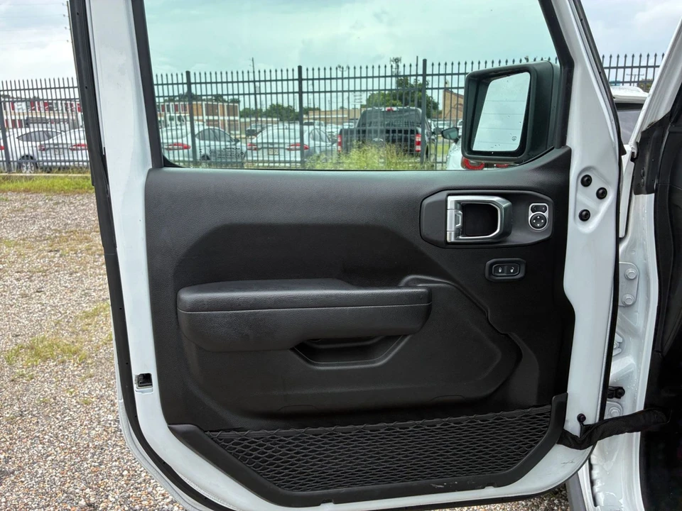 2025 Jeep JL Wrangler - Image 20 of 31