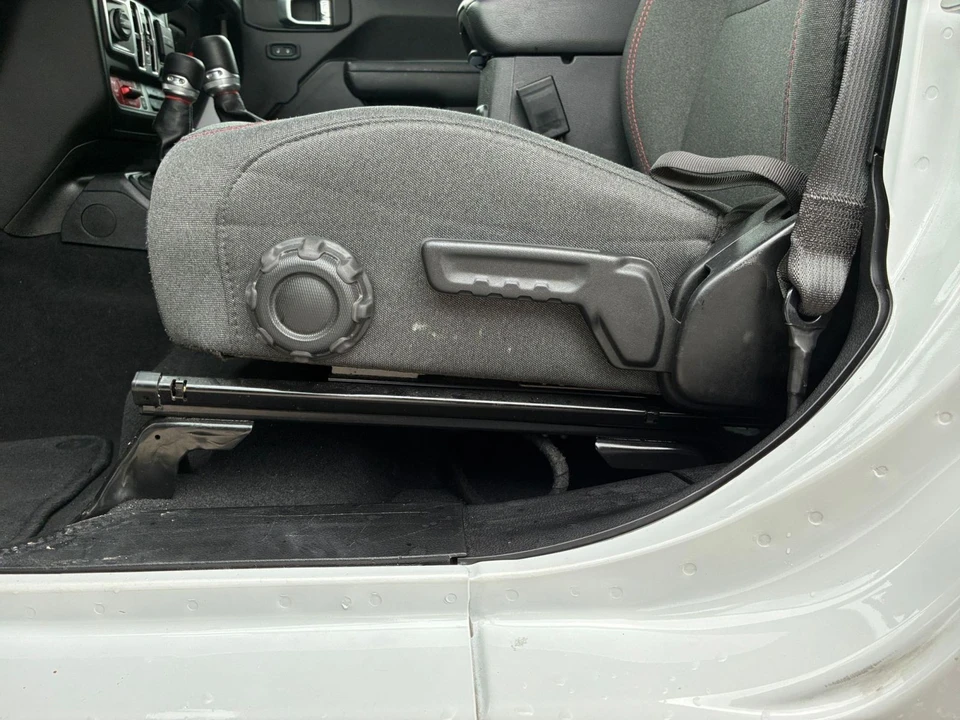2025 Jeep JL Wrangler - Image 23 of 31