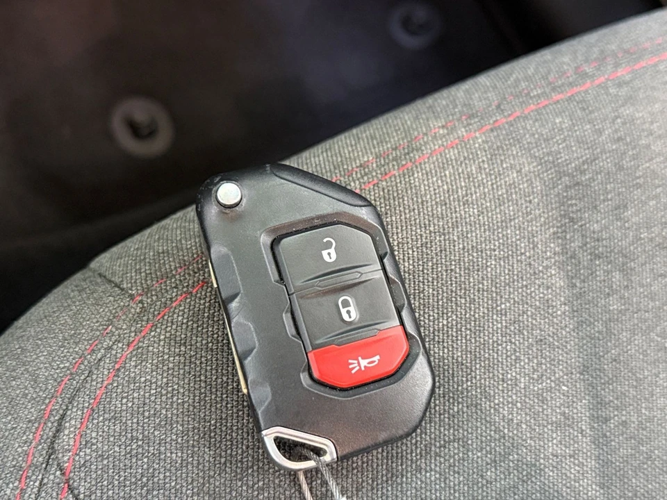 2025 Jeep JL Wrangler - Image 23 of 31