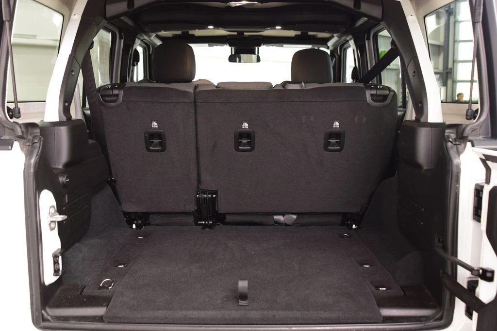2025 Jeep JL Wrangler - Image 23 of 31