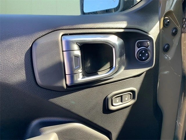 2025 Jeep JL Wrangler - Image 17 of 21